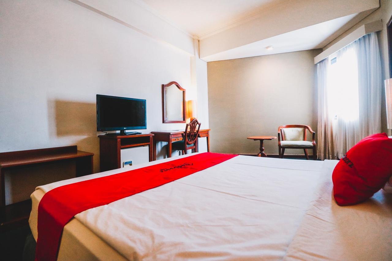 Reddoorz Plus Near Monumen Nasional Jakarta Luaran gambar