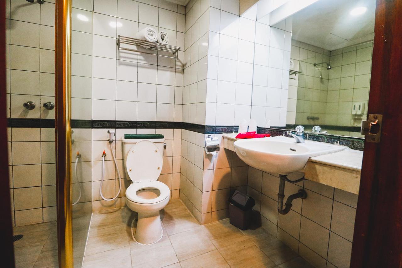 Reddoorz Plus Near Monumen Nasional Jakarta Luaran gambar